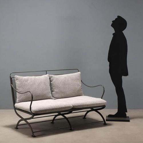 Divano a due posti in metallo smaltato progettato da Luigi Caccia Dominioni negli anni '60 per accogliere i visitatori...