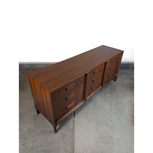 Mid-Century Modern Mid Century Modern Walnut 9-Drawer Lowboy Dresser by Widdicomb, C1960s For Sale - Image 3 of 18