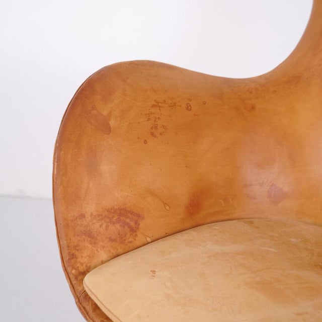 1950s Egg Chair in Original Natural Leather by Arne Jacobsen for Fritz Hansen, 1950s For Sale - Image 5 of 14