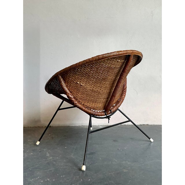 Capture the effortless cool of Mid-Century design with this iconic vintage hoop chair. A quintessential piece of organic...