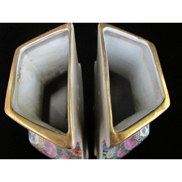Chinese Famille Rose Medallion Bird & Flower Design Wall Pocket Vase Pair For Sale In Portland, OR - Image 6 of 15