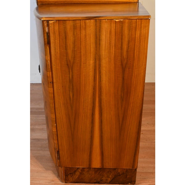 1930s Art Deco Walnut Bar / Cocktail Cabinet For Sale - Image 16 of 18