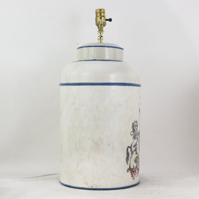 Pair Vintage White Hand Painted Tole Tea Caddy Lamps Heraldic Crest Motif Table Lamps For Sale In New York - Image 6 of 12