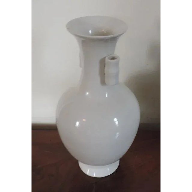 Vintage Chinese Porcelain Vase in White Blanc de Chine Glaze Art Deco Taste For Sale - Image 4 of 10