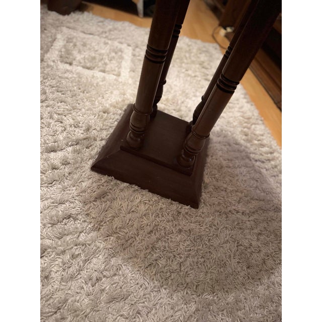 This refined Art Deco round side table from the 1930s embodies the timeless sophistication and bold geometry...