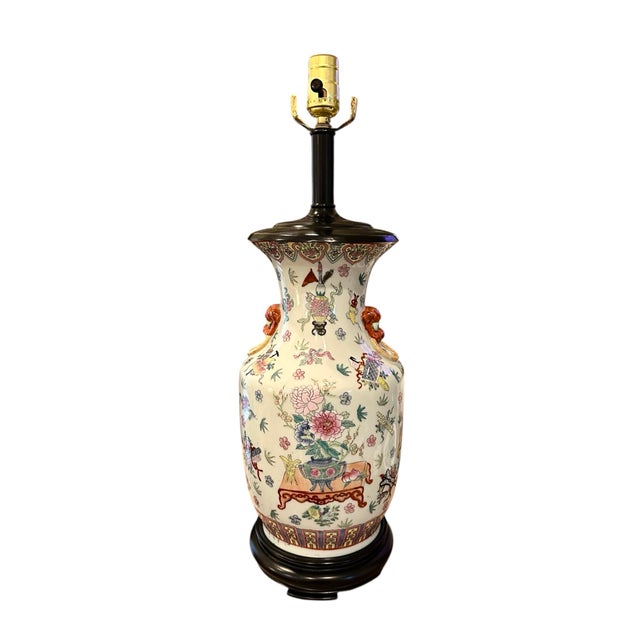 English Vintage 20th Century Chinoiserie / Chinese Export Famille Rose Ginger Jar / Vase Lamp With Foo Dog Handles For Sale - Image 3 of 11