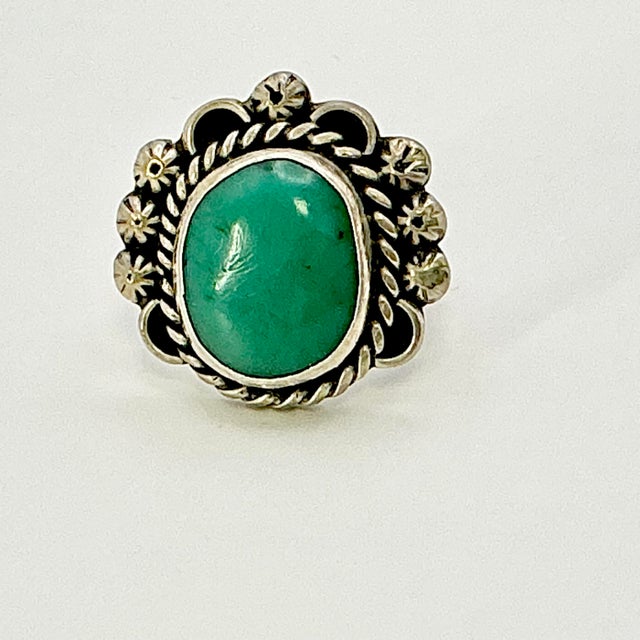 1970s Vintage Southwestern Navajo Boho Chic Sterling & Turquoise Cocktail Ring - Size 7.25 For Sale - Image 9 of 14