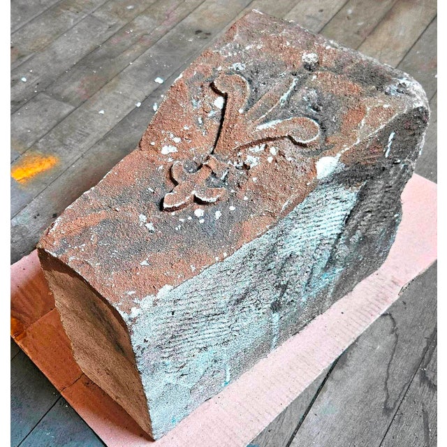 Antique Brownstone Keystone With Fleur De Lis Motif For Sale In New York - Image 6 of 6