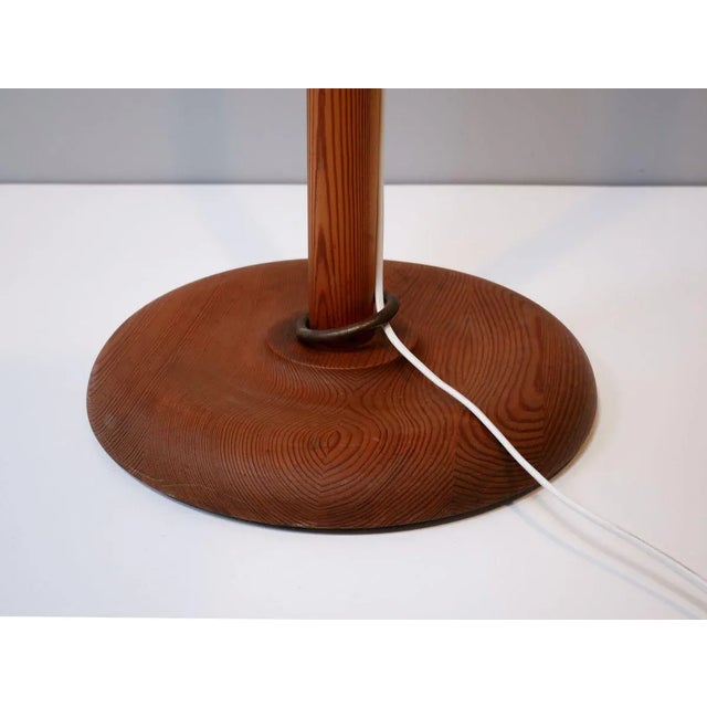 1970s Scandinavian Solid Pine Pinus Floor Lamp by Uno & Östen Kristiansson for Luxus, 1970s For Sale - Image 5 of 8