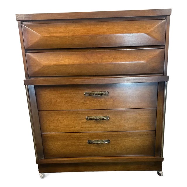 1970s Vintage Mid Century Sheffield Furniture Co. 5 Drawer Walnut Highboy Dresser For Sale