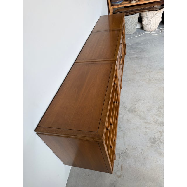 1960s Long Mid Century Modern Thomasville Tamerlane Walnut Bar Credenza Sideboard Cabinet For Sale - Image 5 of 18