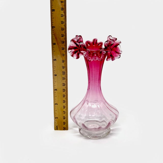 Elevate your collection with this exquisite Cranberry Glass Jack in the Pulpit vase. Standing at 7.5 inches tall, this...