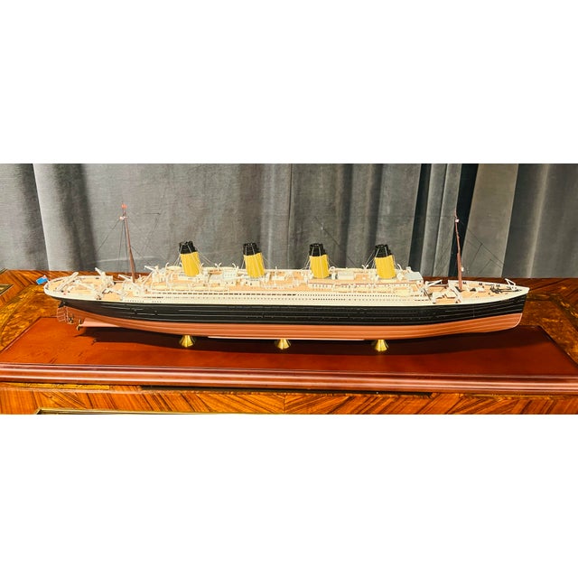 Late 20th Century r.m.s. Titanic Danbury Mint Collector’s Model Ship in Display Case – Museum Quality Detail For Sale - Image 11 of 12