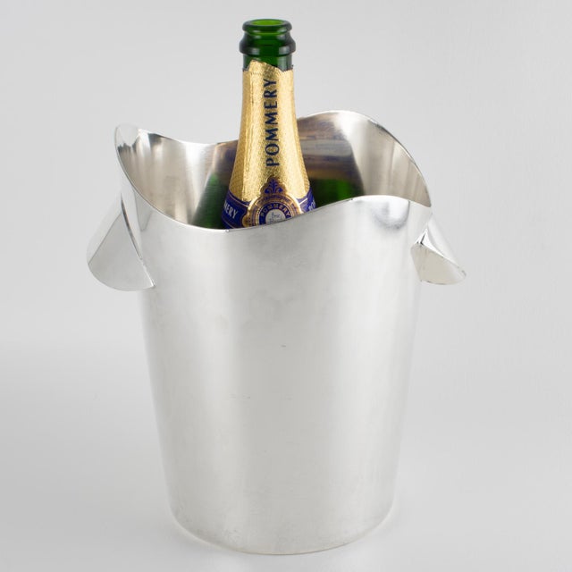 An elegant modernist silver plate champagne bucket or wine cooler by silversmith Wiskemann. A refined shape in a perfect...