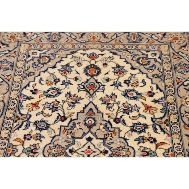 Kashan Rug in Hand-Knotted Wool For Sale - Image 8 of 11