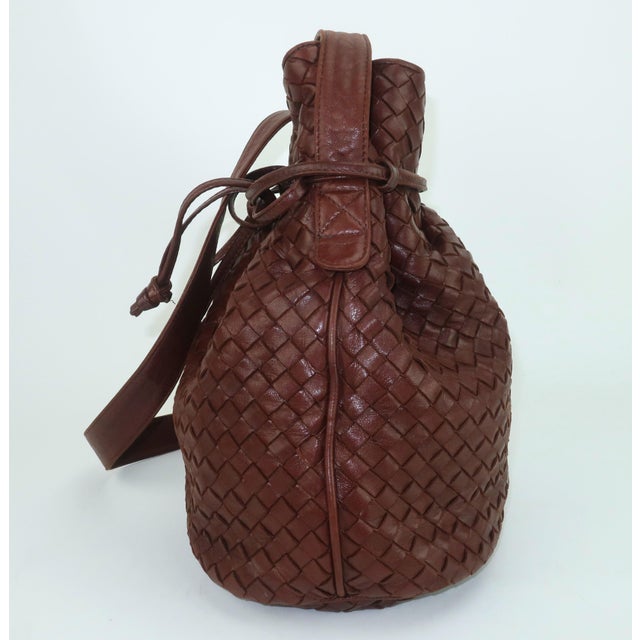 Modern Bottega Veneta Chocolate Brown Intrecciato Leather Bucket Handbag For Sale - Image 3 of 14