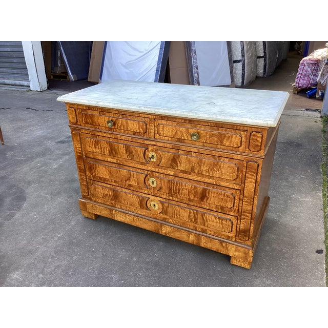 French French Antique Birds-Eye Maple Antique Chest W/ Marble Top For Sale - Image 3 of 13