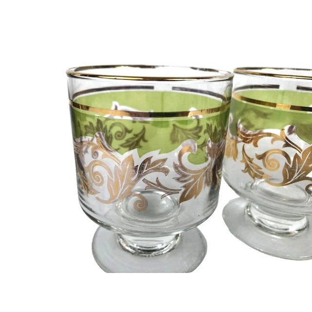 This is a set of 3 beautiful tumbler glasses featuring a floral/plant pattern. Made of glass with a multicolor design,...