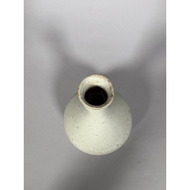 18th Century Porcelain vase, Korea, Joseon period, 18th century For Sale - Image 5 of 6