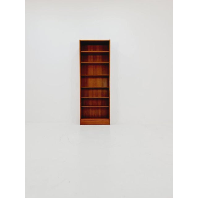 Danish freestanding vintage bookshelf system/ book case teak by Hundevad , 1960s Dimensions: Height: 195 cm Width: 70 cm...