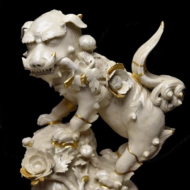 Alert, exceptional piece! At 40 cm high, this large Japanese sandstone sculpture immediately makes a strong impression\....