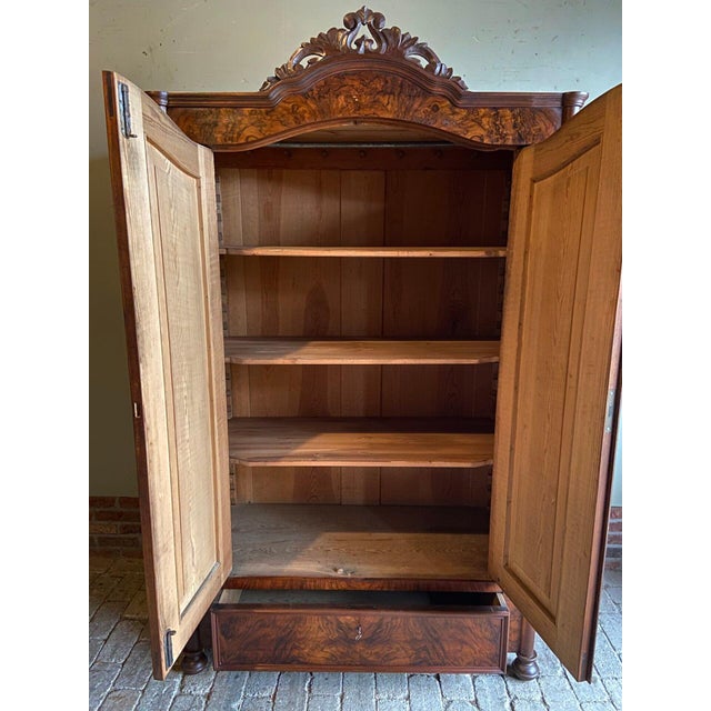 19th century German burr walnut with mahogany case. The dimensions are 199x117x55. Height-adjustable shelves behind the...