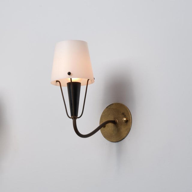 1950s Mid-Century Modern Italian Wall Sconce in Brass and Opaline Glass, 1950s For Sale - Image 5 of 8