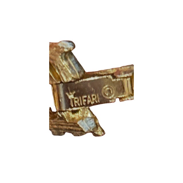 1950s Crown Trifari Signed Gold Tone Ribbon Necklace For Sale - Image 6 of 7