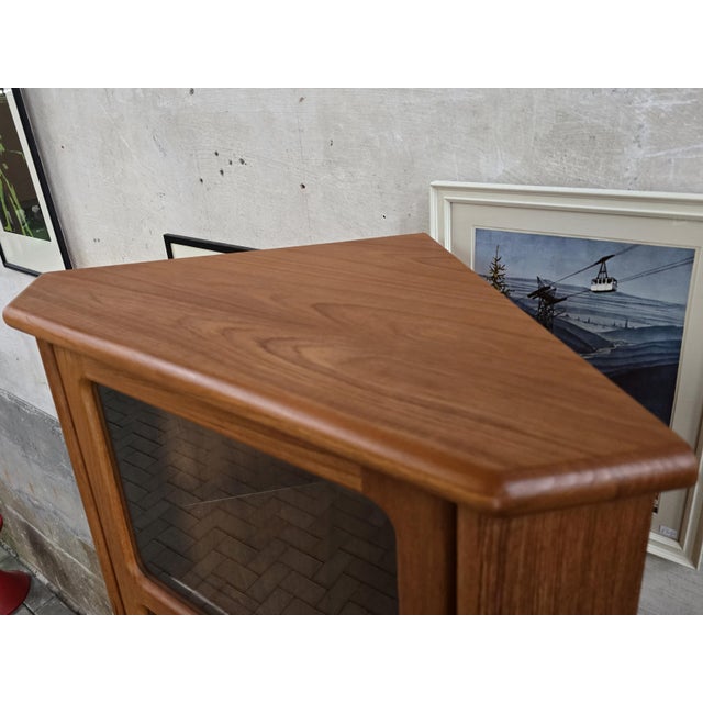 Danish Display Corner Cabinet in Teak and Glass from Dyrlund, 1980s For Sale - Image 6 of 18