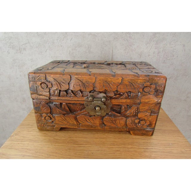 Superb and authentic carved wooden box, from Kowloon, late 19th century, early 20th century, due to the number of digits...