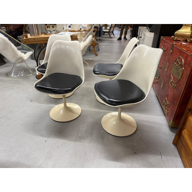 Wood 1950s Early Production Knoll Saarinen Walnut Tulip Table & 4 Chairs 575 Madison For Sale - Image 7 of 18