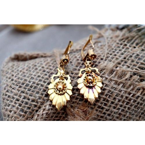 Gold earrings with leaf-shaped reliefs on an articulated pendant. Metal: Gold. Origin: Portuguese. Brand: Dragão. Weight:...