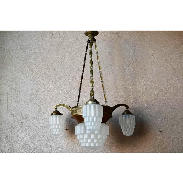 A vintage chandelier, the kind you dream of to add character to any interior! This beautiful four-light Art Deco...