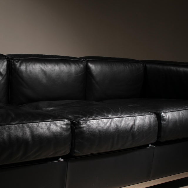 Mid-Century Modern LC2 3-Seater Sofa by Le Corbusier, P. Jeanneret, C. Perriand for Cassina, Italy, 1928 For Sale - Image 3 of 10
