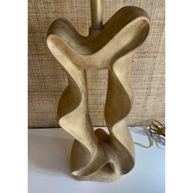 Biomorphic Post-Modern Freeform Ribbon Motif Plaster Table Lamp by Jaru, 1980's For Sale - Image 10 of 13