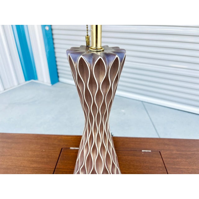 Metal 1950s Mid-Century Gerald Thurston for Lightolier 'Honeycomb' Ceramic Table Lamp For Sale - Image 7 of 11