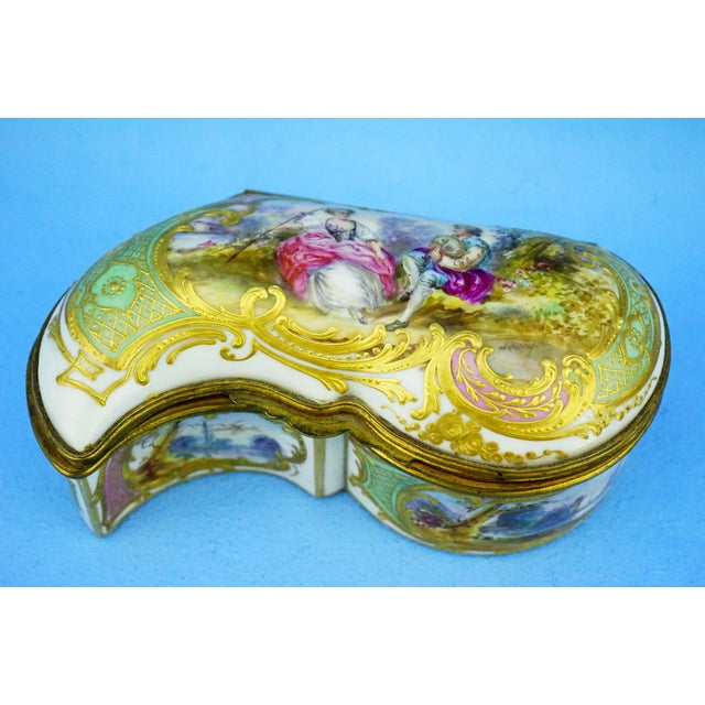 Rococo Porcelain Snuffbox Jewelry Box by Edme Samson Manufacturing, Sevres, 19th Century For Sale - Image 3 of 18