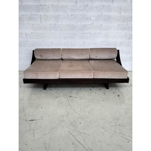 Condition: Good condition with small signs of age and use especially on the feet The GS195 sofa attributed to Gianni...