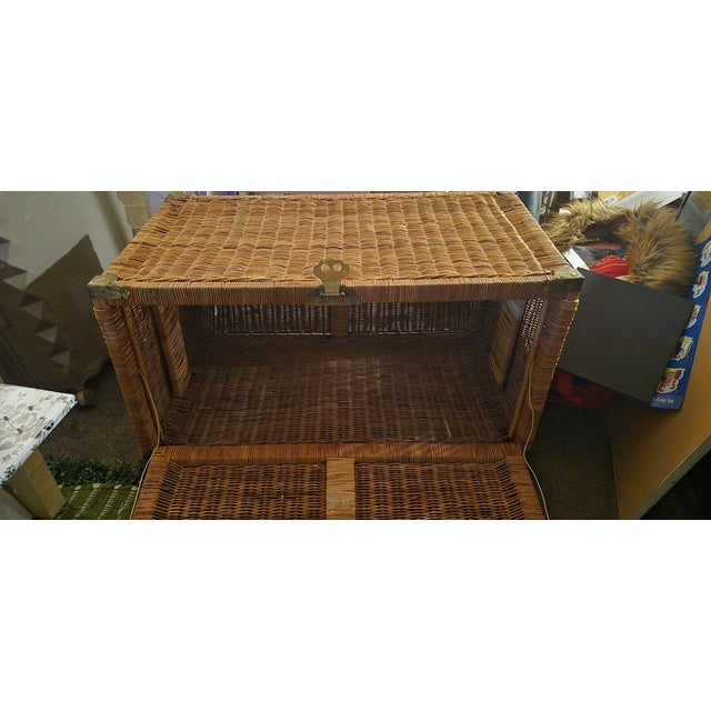 Wicker Rattan Vintage Chinoiserie Brass Trunk Storage Chest Mid 20th Century For Sale In Philadelphia - Image 6 of 8