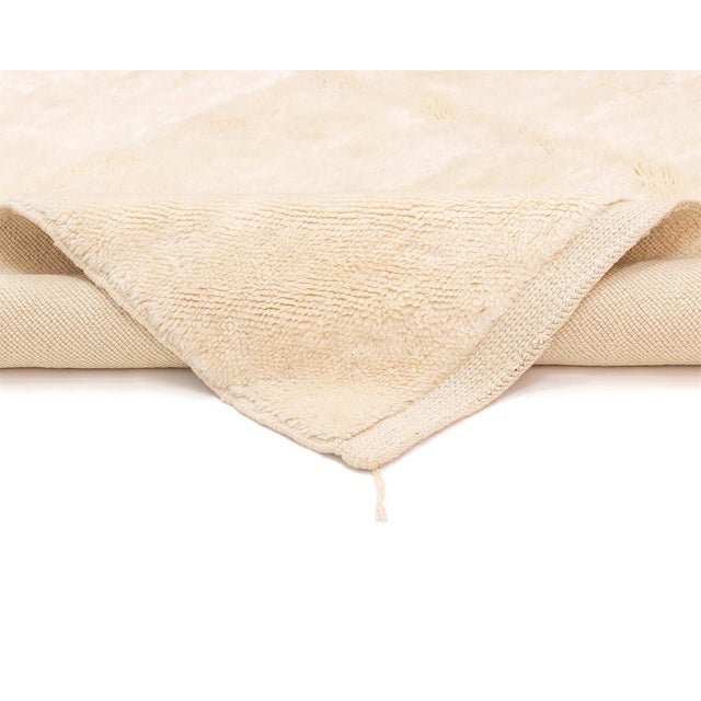 Like stepping onto a cloud: generous, weightless softness in pure ivory. A rich ivory field spreads across the rug without...