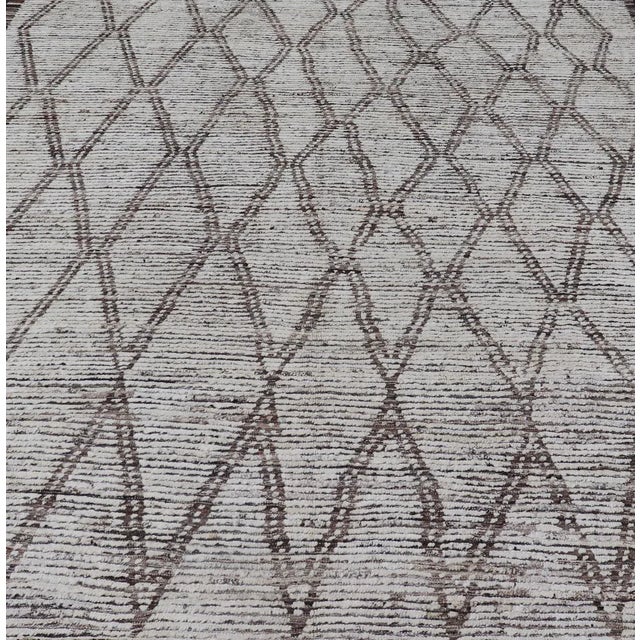 Cream and brown rug with modern casual design and natural wool. Keivan Woven Arts / rug AFG-31889, country of origin /...