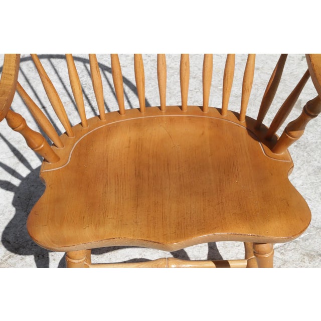 Late 20th Century Amish Continuous Arm Windsor Chair in Maple. For Sale In Houston - Image 6 of 10