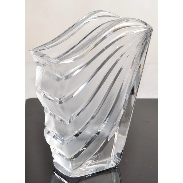 Art Vannes 1970s Art Deco Style Fluted Fan Shaped Heavy Crystal Vase French Art Vannes Style For Sale - Image 4 of 12