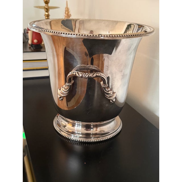Vintage Saint-Médard Silver-Plated Champagne Bucket – France – Ornate Handles – Rare Collector Piece This rare and highly...