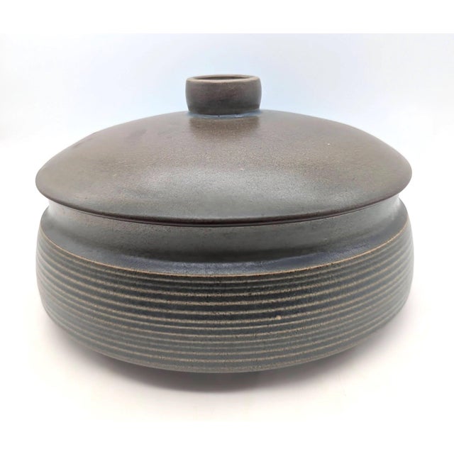 Offered is a vintage 1980s stoneware 2.5 Qt casserole pot made by Denby-Langley in England. The casserole measures: 9.75"...