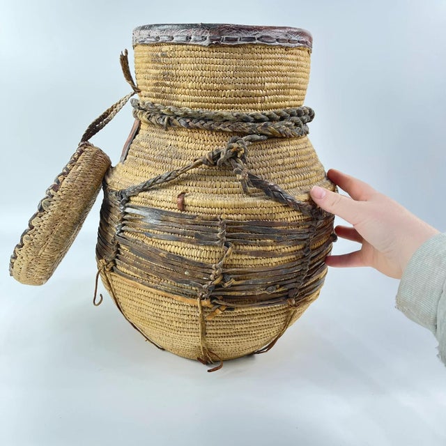 Textile Early 20th Century Luo Basket with Lid MATTER COLLECTION For Sale - Image 7 of 10