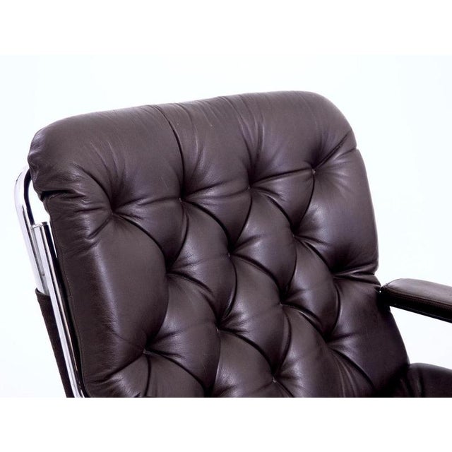 Two fine lounge armchairs, upholstered with leather and chromed steel, 1960’sh. 80 h-seat. 42 w. 73 d. 80 cm h. 31.4...