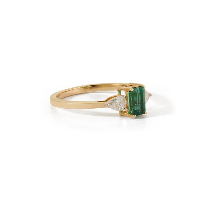 Metal VRJewels 14k Gold Three-Stone Natural Emerald Pear Diamond Ring Size 5.5 For Sale - Image 7 of 18