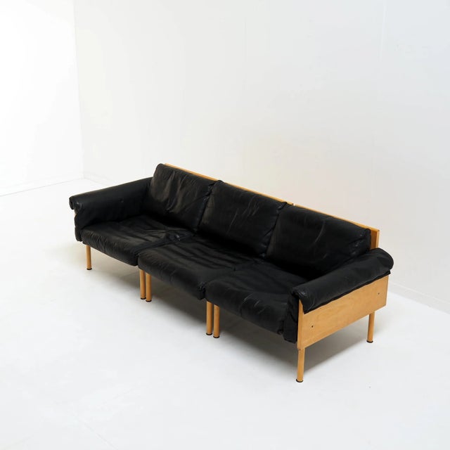 The series is called ‘ateljee’. A series in which most sofas are made as one piece. But this sofa consists of three...