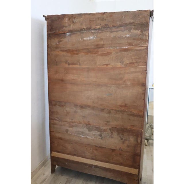 Introducing this fantastic antique Italian wardrobe from the early 19th century. A wardrobe with timeless antique charm!...